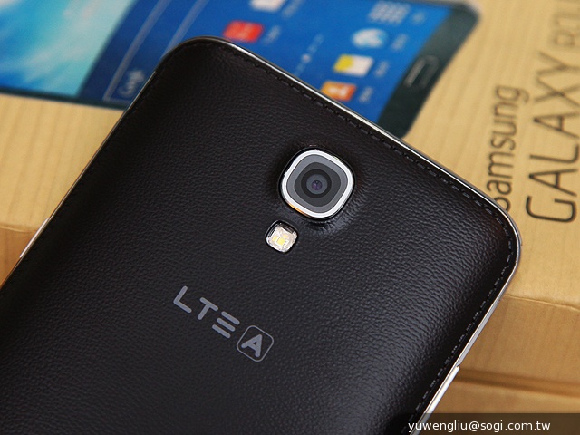 全球首款彎曲手機 三星GALAXY Round動手玩