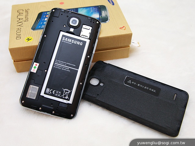 全球首款彎曲手機 三星GALAXY Round動手玩