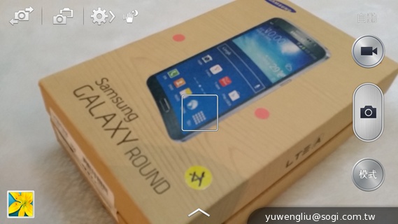 全球首款彎曲手機 三星GALAXY Round動手玩