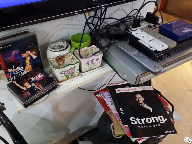 全球首款彎曲手機 三星GALAXY Round動手玩