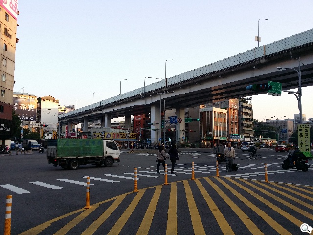 全球首款彎曲手機 三星GALAXY Round動手玩