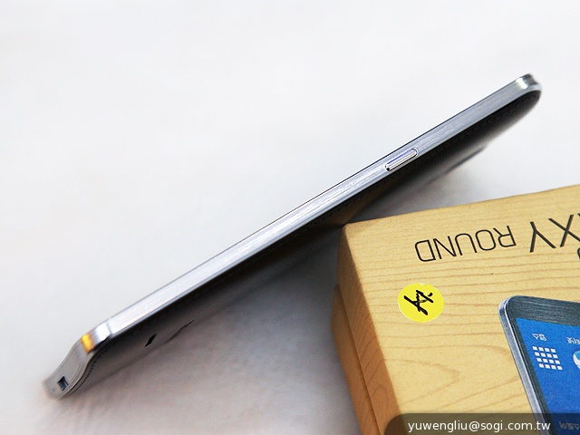 全球首款彎曲手機 三星GALAXY Round動手玩