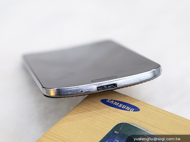 全球首款彎曲手機 三星GALAXY Round動手玩