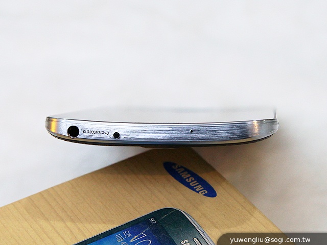 全球首款彎曲手機 三星GALAXY Round動手玩