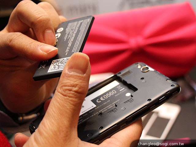 ASUS PadFone mini即日上市 含基座11990元