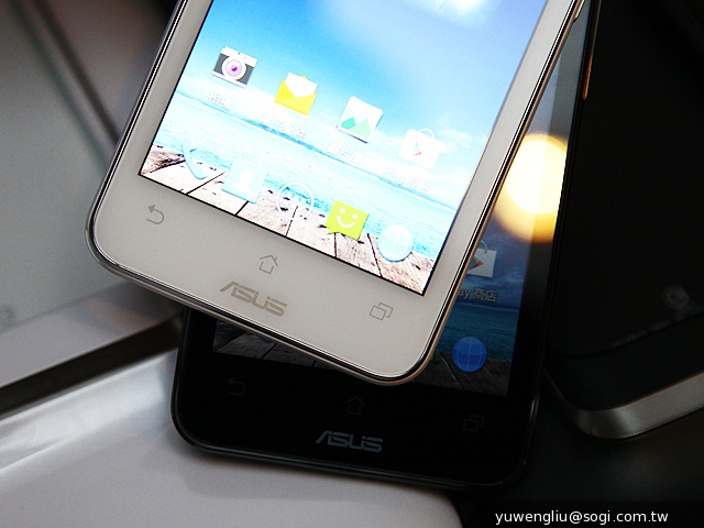 華碩PadFone mini 4.3動手玩 手機+平板1萬2有找