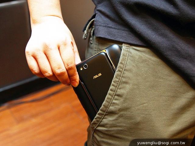 華碩PadFone mini 4.3動手玩 手機+平板1萬2有找