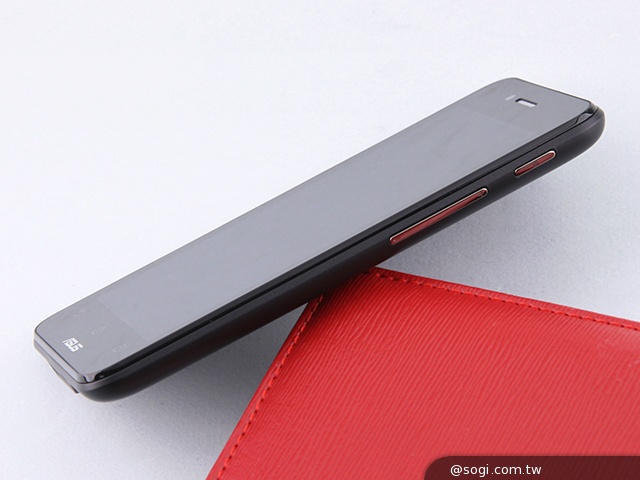 ASUS PadFone mini 4.3 雙卡機一秒變身7吋平板