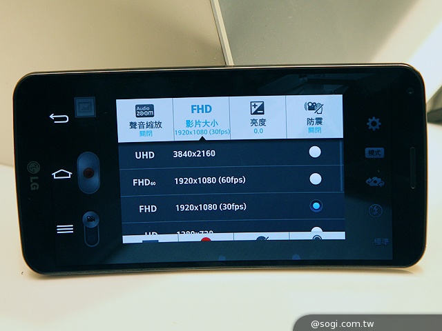 LG G Flex曲面手機登台 單機24900中華獨賣