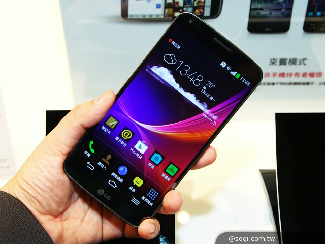 LG G Flex曲面手機登台 單機24900中華獨賣