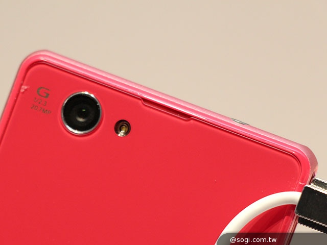 Sony防水輕旗艦Xperia Z1 Compact直擊【CES 2014】