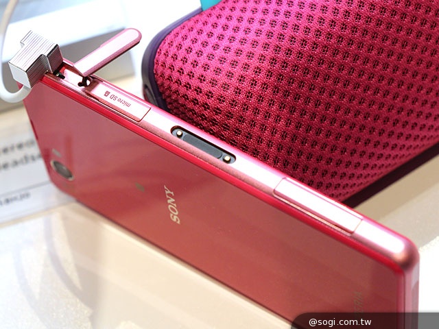 Sony防水輕旗艦Xperia Z1 Compact直擊【CES 2014】
