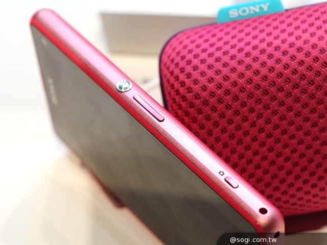 Sony防水輕旗艦Xperia Z1 Compact直擊【CES 2014】