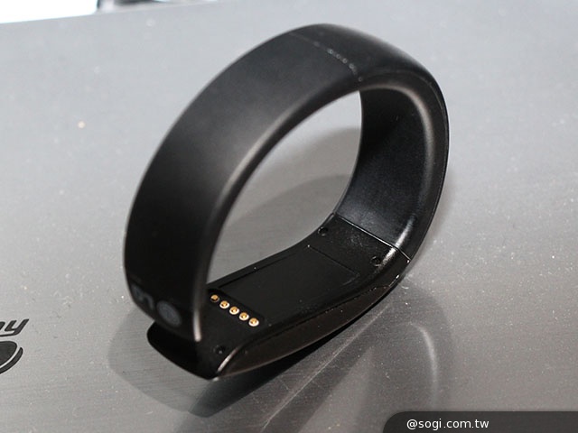 LG發表智慧手環Lifeband Touch、心率測量耳機配件【CES 2014】
