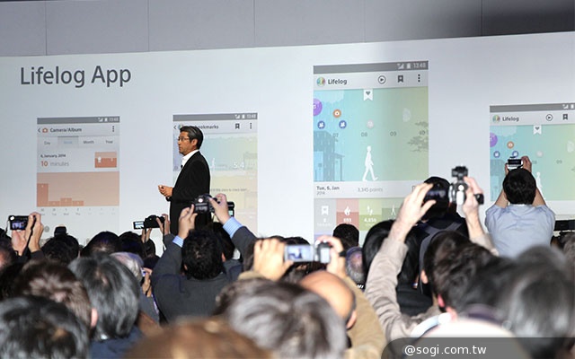 索尼SmartBand智慧手環動手玩 搭Lifelog超方便【CES 2014】