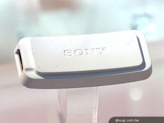 索尼SmartBand智慧手環動手玩 搭Lifelog超方便【CES 2014】