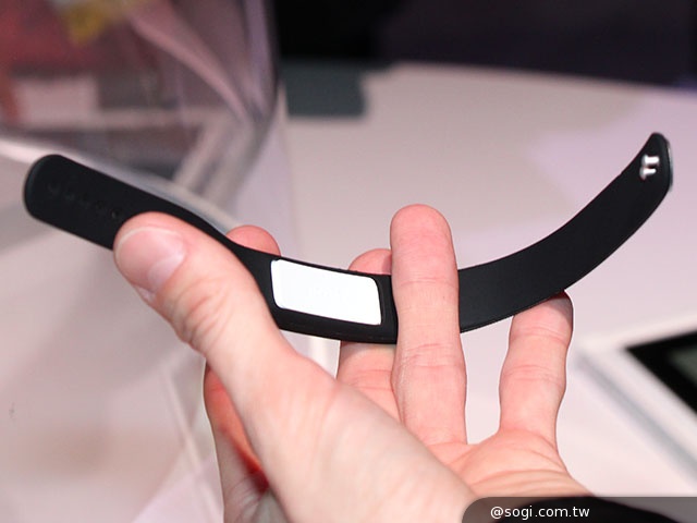 索尼SmartBand智慧手環動手玩 搭Lifelog超方便【CES 2014】