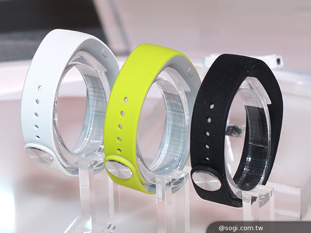 索尼SmartBand智慧手環動手玩 搭Lifelog超方便【CES 2014】