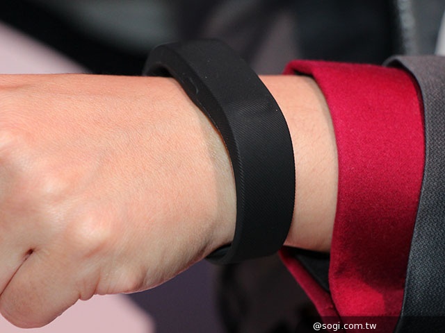 索尼SmartBand智慧手環動手玩 搭Lifelog超方便【CES 2014】