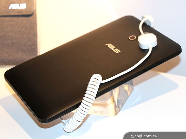 8吋微軟四核平板ASUS VivoTab Note 8動手玩【CES 2014】