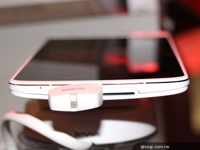 206°旋轉相機 自拍神器OPPO N1現身高通展區【CES 2014】