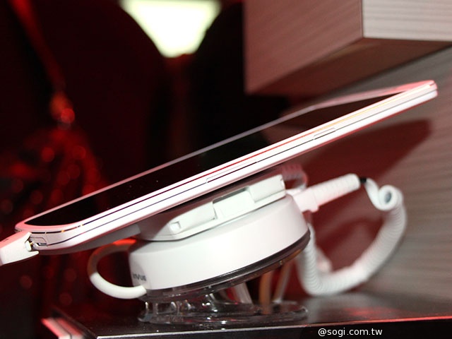 206°旋轉相機 自拍神器OPPO N1現身高通展區【CES 2014】