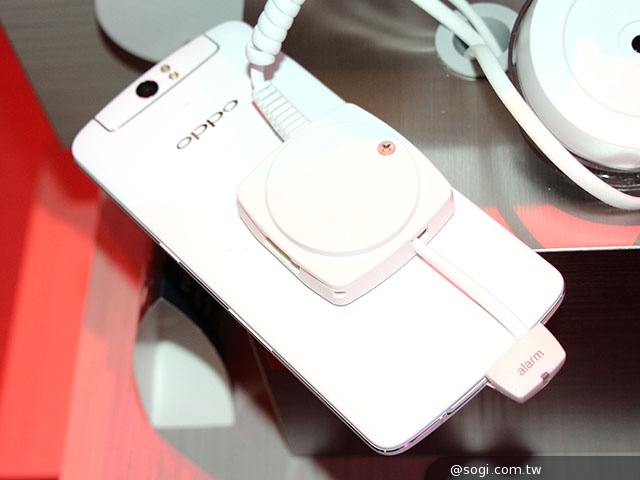 206°旋轉相機 自拍神器OPPO N1現身高通展區【CES 2014】