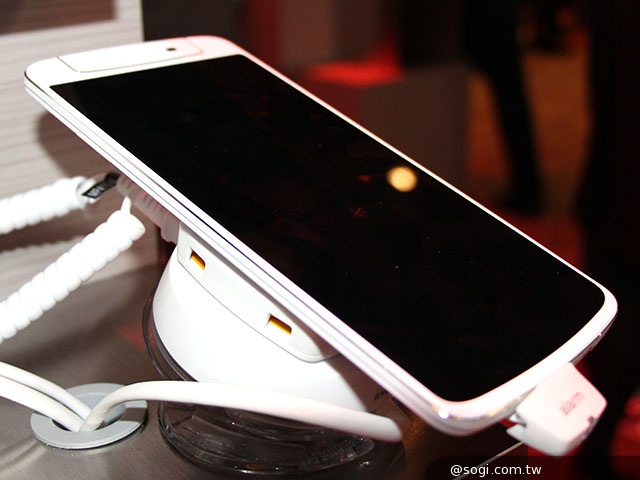 206°旋轉相機 自拍神器OPPO N1現身高通展區【CES 2014】