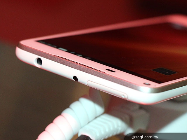 高通800.全頻段.雙喇叭 中興nubia Z5S動手玩【CES 2014】 高通800.全頻段.雙喇叭 中興nubia Z5S動手玩【CES 2014】