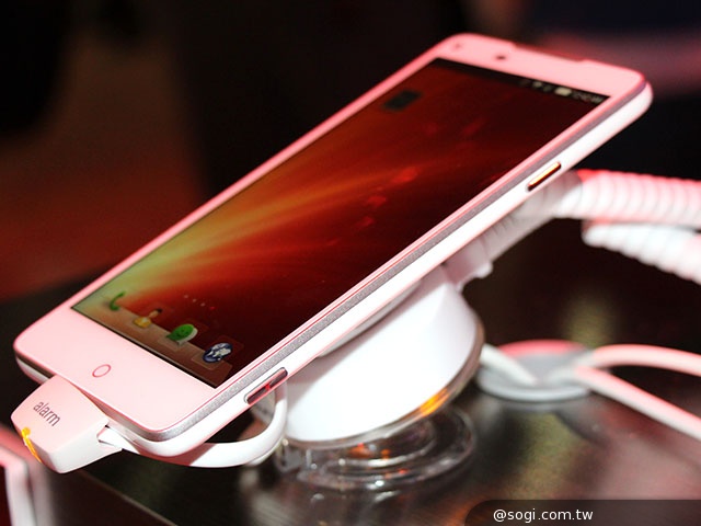 高通800.全頻段.雙喇叭 中興nubia Z5S動手玩【CES 2014】 高通800.全頻段.雙喇叭 中興nubia Z5S動手玩【CES 2014】