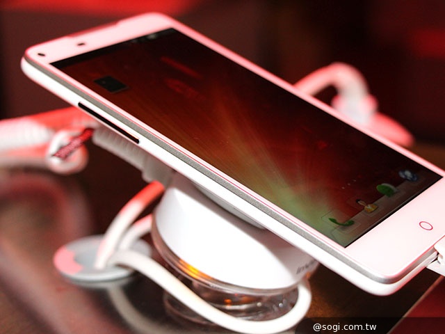 高通800.全頻段.雙喇叭 中興nubia Z5S動手玩【CES 2014】 高通800.全頻段.雙喇叭 中興nubia Z5S動手玩【CES 2014】