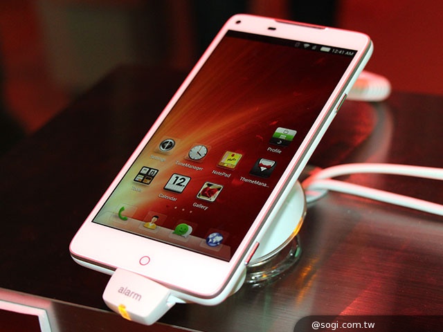 高通800.全頻段.雙喇叭 中興nubia Z5S動手玩【CES 2014】 高通800.全頻段.雙喇叭 中興nubia Z5S動手玩【CES 2014】