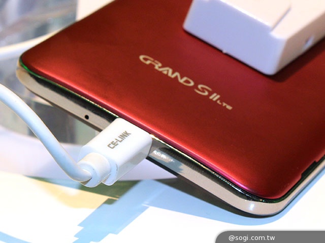 中興展出Grand SII LTE手機與BlueWatch智慧錶【CES 2014】