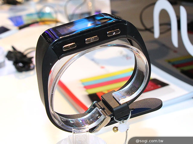 中興展出Grand SII LTE手機與BlueWatch智慧錶【CES 2014】