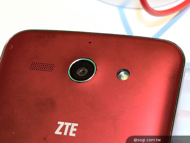 中興展出Grand SII LTE手機與BlueWatch智慧錶【CES 2014】