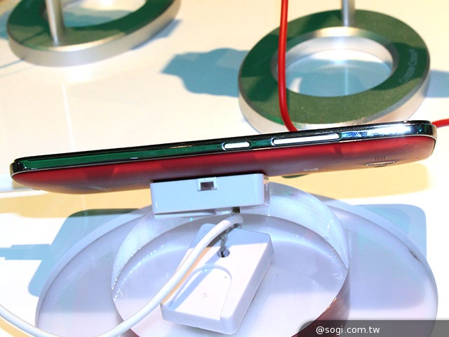 中興展出Grand SII LTE手機與BlueWatch智慧錶【CES 2014】
