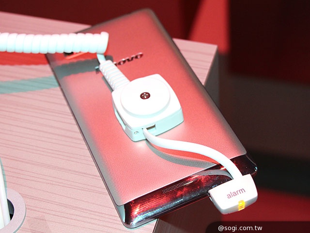 號稱上網最快 Lenovo VIBE Z智慧機LTE-A國際版動手玩【CES 2014】