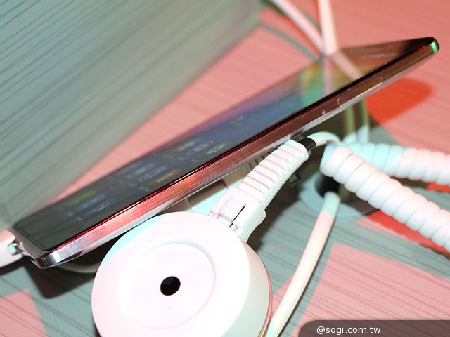 號稱上網最快 Lenovo VIBE Z智慧機LTE-A國際版動手玩【CES 2014】