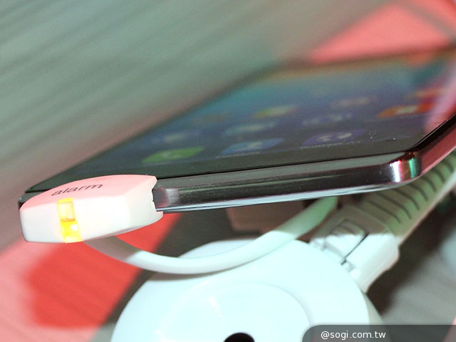 號稱上網最快 Lenovo VIBE Z智慧機LTE-A國際版動手玩【CES 2014】