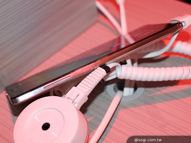 號稱上網最快 Lenovo VIBE Z智慧機LTE-A國際版動手玩【CES 2014】