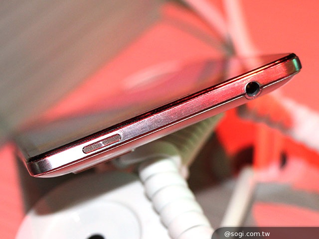 號稱上網最快 Lenovo VIBE Z智慧機LTE-A國際版動手玩【CES 2014】