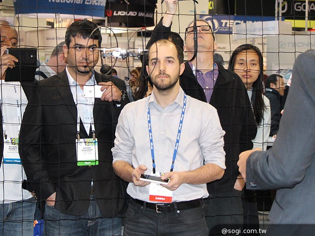 Parrot於CES展出手機遙控飛天車與空拍直升機【CES 2014】
