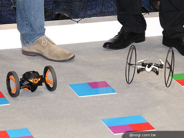 Parrot於CES展出手機遙控飛天車與空拍直升機【CES 2014】