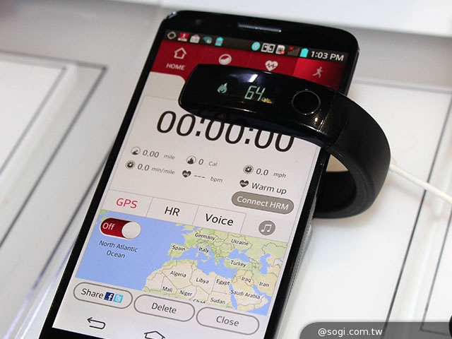 LG發表智慧手環Lifeband Touch、心率測量耳機配件【CES 2014】