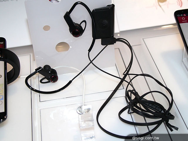 LG發表智慧手環Lifeband Touch、心率測量耳機配件【CES 2014】