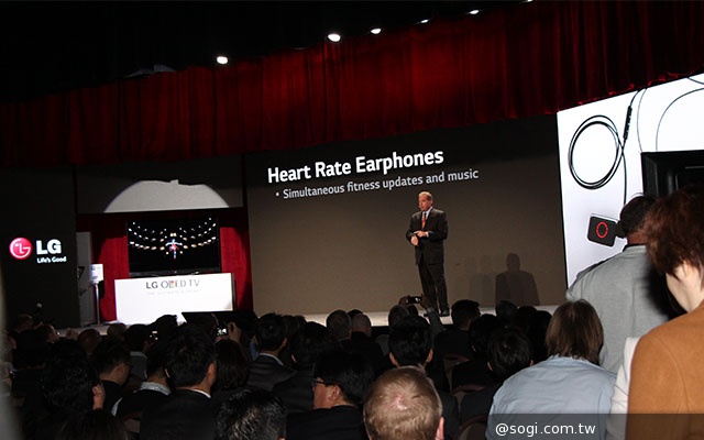 LG發表智慧手環Lifeband Touch、心率測量耳機配件【CES 2014】