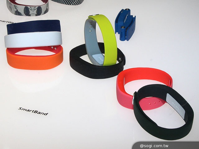 索尼SmartBand智慧手環動手玩 搭Lifelog超方便【CES 2014】