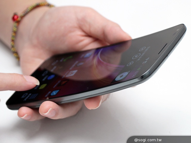 6吋可彎曲手機 LG G Flex功能大解析