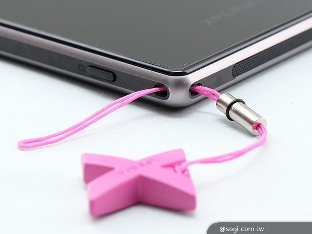 購買Xperia系列手機 即送Sony X炫彩時尚吊飾