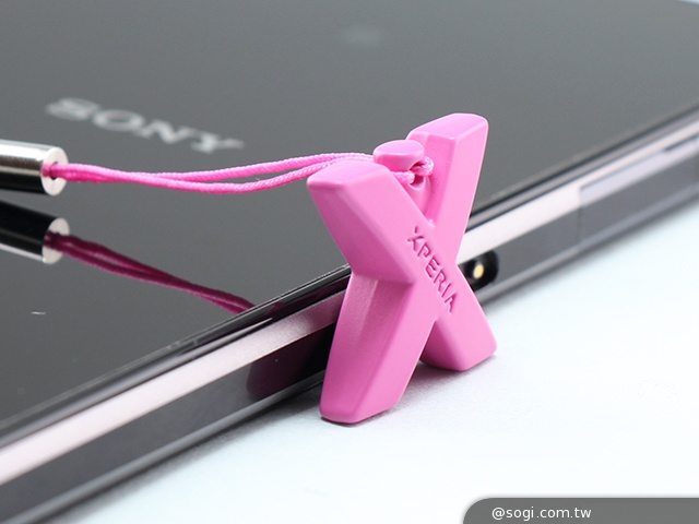 購買Xperia系列手機 即送Sony X炫彩時尚吊飾